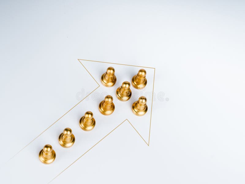 Peça De Xadrez De Peão Dourado Que Lidera Em Frente Ao Grupo De Peças De  Xadrez De Peão Prateado. Foto de Stock - Imagem de jogo, corte: 248351556