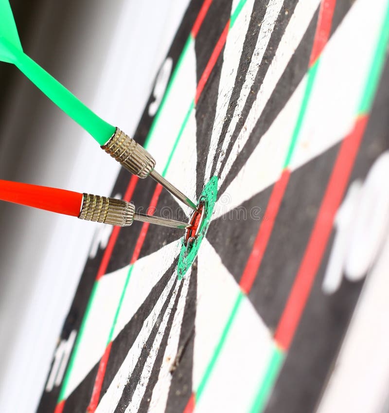 Setas No Centro Do Alvo Darts Imagem de Stock Imagem de desafio