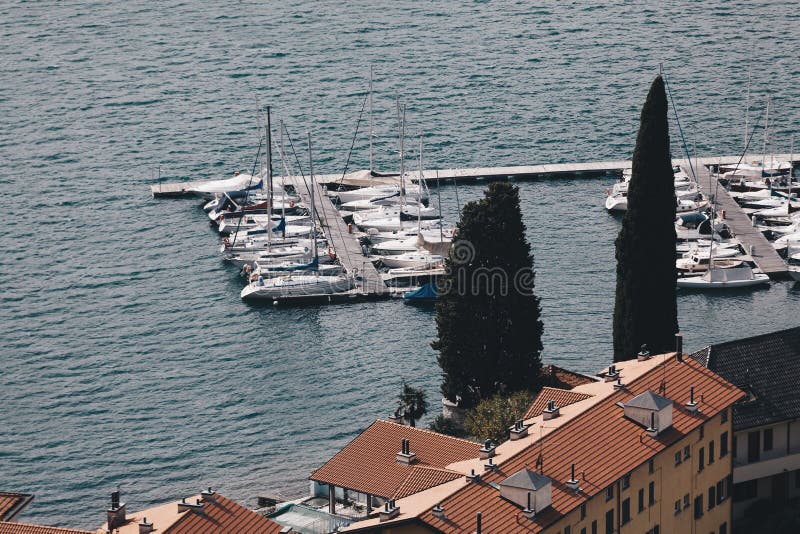 Settembre del 2018 del lago Bellano Como - Italia - visualizzazione di poca porta turistica nel piccolo villaggio di Bellano lomb fotografia stock Settembre del 2018 del lago Bellano Como - Italia - visualizzazione di poca porta turistica nel piccolo villaggio di Bellano lomb fotografia stock