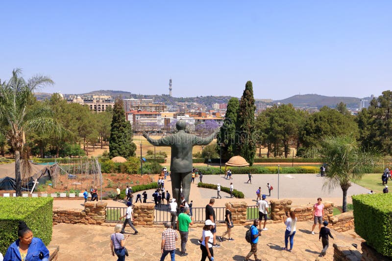 29 settembre 2022 pretoria sudafrica : persone intorno alla statua di nelson mandela sulla sua piazza davanti agli edifici dell'un fotografia stock