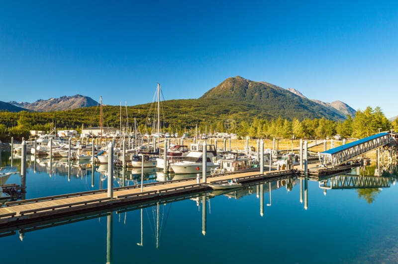 settembre 15, 2018 - Skagway, AK: Porto della piccola barca un chiaro giorno del cielo blu fotografia stock settembre 15, 2018 - Skagway, AK: Porto della piccola barca un chiaro giorno del cielo blu fotografia stock
