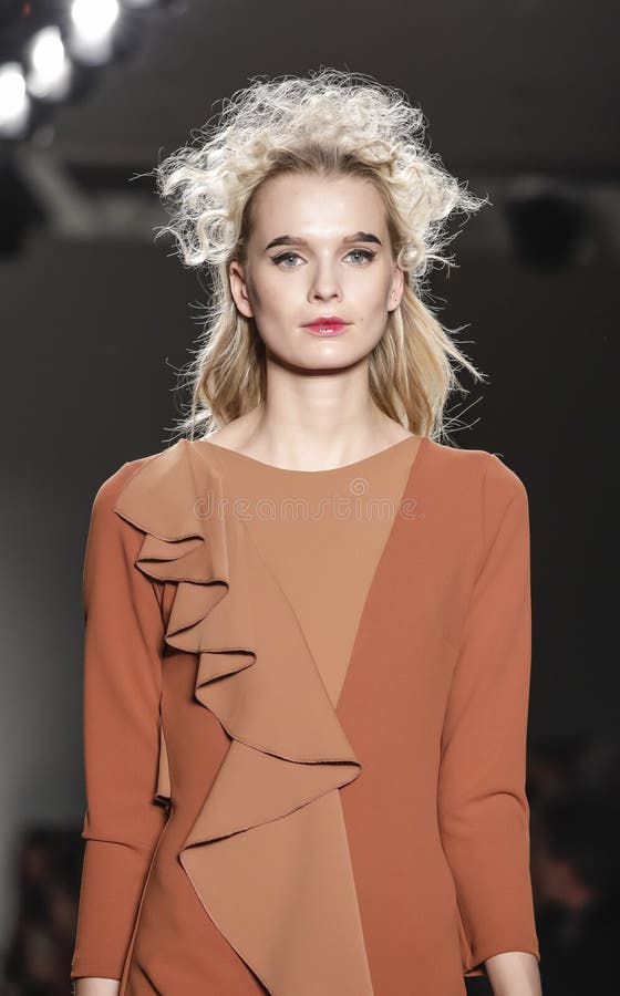 Settimana FW 2017 di modo di New York - Katty Xiomara Collection. New York, NY, U. S. A. - 13 febbraio 2017: Un modello cammina pista per la manifestazione 2017 della pista di Katty Xiomara Fall /Winter durante la settimana di modo di New York agli studi del pilastro 59 a Chelsea Piers, Manhattan