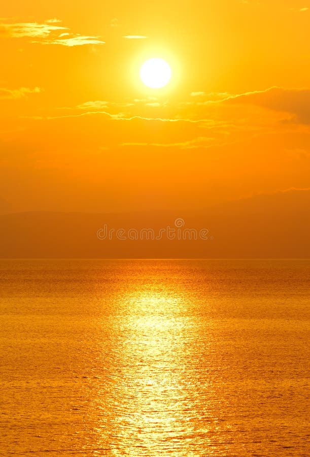 Obrázok ukazuje západ slnka nad Stredozemné more.