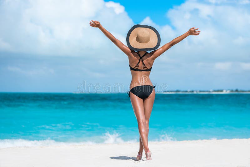 Setzen Sie Bikini-Hutfrau des Ferienerfolgs glückliche freie auf den Strand