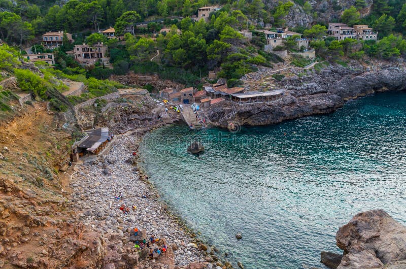 Setzen Sie Cala Deia an der Küste von Mallorca, Balearen, Spanien auf den Strand lizenzfreies stockfoto Setzen Sie Cala Deia an der Küste von Mallorca, Balearen, Spanien auf den Strand lizenzfreies stockfoto