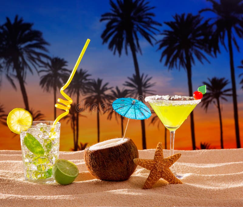 Setzen Sie Cocktailsonnenuntergang Auf Palme-Sand Mojito Margarita Auf ...