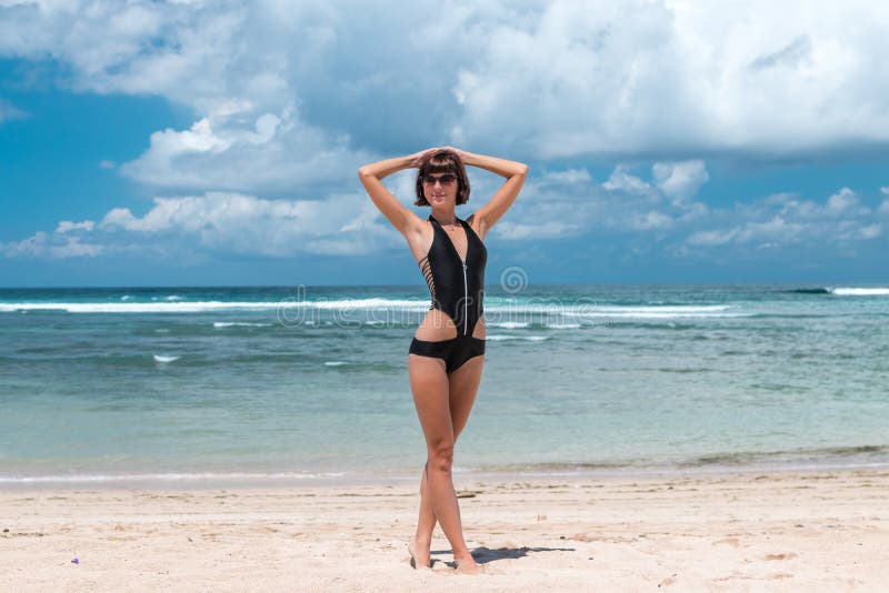 Setzen Sie Ferien auf den Strand Glückliche Frau, die sonnigen Tag am Strand genießt Öffnen Sie Arme, Freiheit, Glück und Glück T lizenzfreie stockfotos Setzen Sie Ferien auf den Strand Glückliche Frau, die sonnigen Tag am Strand genießt Öffnen Sie Arme, Freiheit, Glück und Glück T lizenzfreie stockfotos
