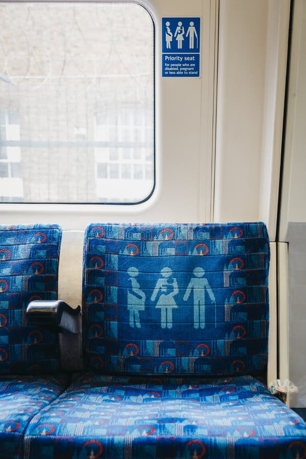 Setzen Sie für Zugeständnisse und weniger abled Passagiere innerhalb London-Untertagewagens stockfotos Setzen Sie für Zugeständnisse und weniger abled Passagiere innerhalb London-Untertagewagens stockfotos