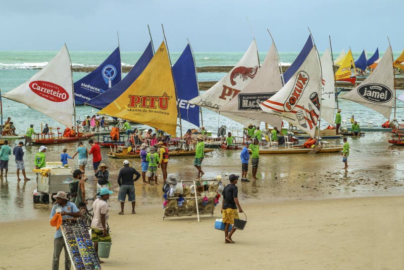 Setzen Sie mit typischen Segelbooten von Nordost-Brasilien auf den Strand lizenzfreies stockbild Setzen Sie mit typischen Segelbooten von Nordost-Brasilien auf den Strand lizenzfreies stockbild