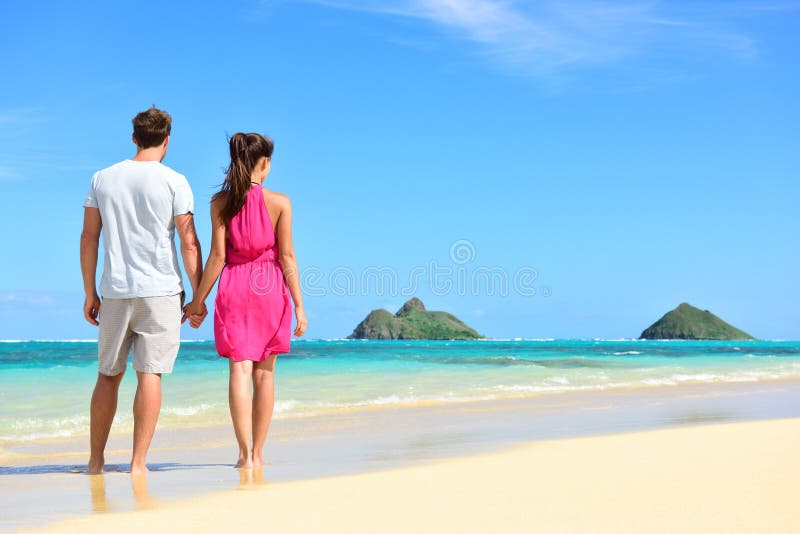 Setzen Sie Sommerferien - Paar auf Hawaii-Ferien auf den Strand lizenzfreie stockfotografie Setzen Sie Sommerferien - Paar auf Hawaii-Ferien auf den Strand lizenzfreie stockfotografie