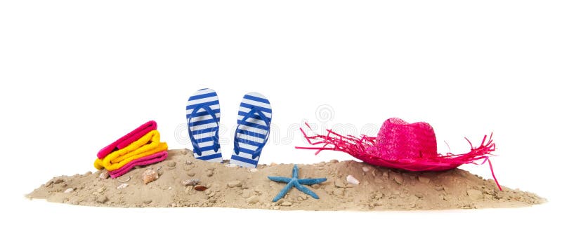 Setzen Sie versanden mit TuchFlipflops und Hut auf den Strand stockfotografie Setzen Sie versanden mit TuchFlipflops und Hut auf den Strand stockfotografie