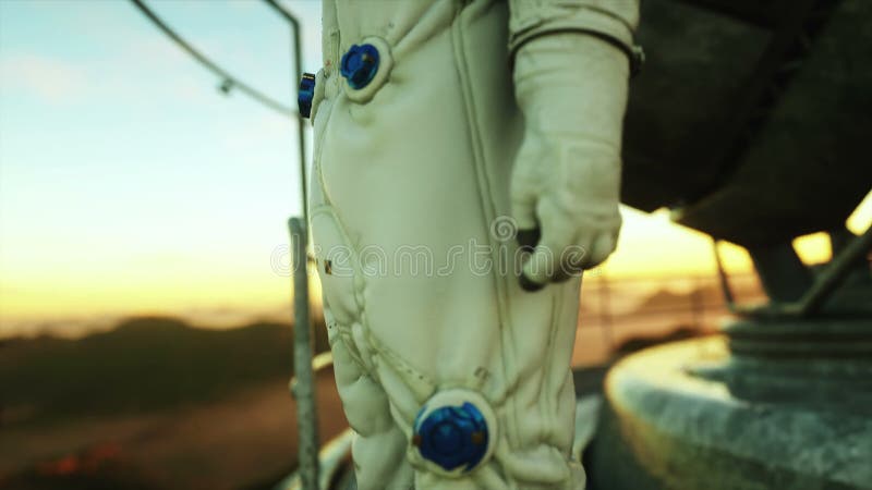 Seul astronaute sur la planète étrangère Martien sur à base métallique Futur concept 4K