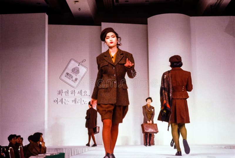 Seul korea wrzesień 08 1989 r. : modelka chodzi po pokazie mody pasa startowego. skanowane z przezroczystości folii widoczne ziarn zdjęcie royalty free