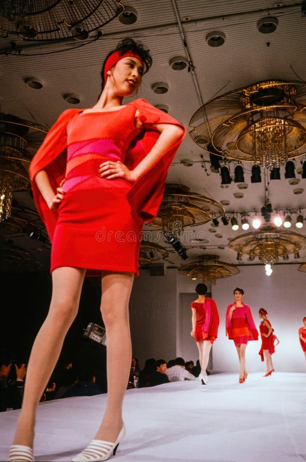 Seul korea wrzesień 08 1989 r. : modelka chodzi po pokazie mody pasa startowego. skanowane z przezroczystości folii widoczne ziarn fotografia stock