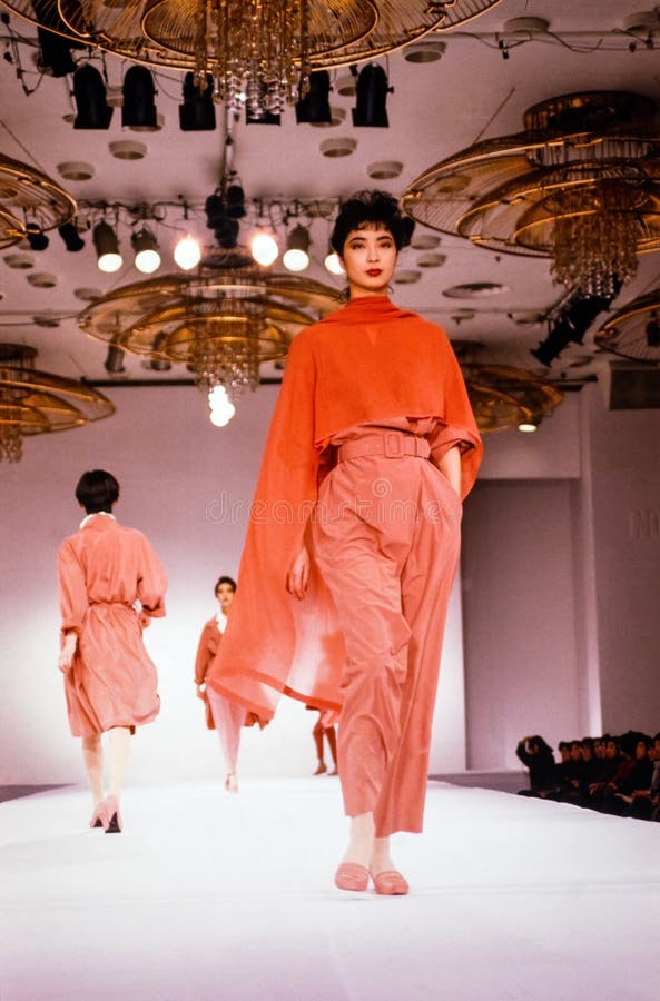 Seul korea wrzesień 08 1989 r. : modelka chodzi po pokazie mody pasa startowego. skanowane z przezroczystości folii widoczne ziarn obraz royalty free