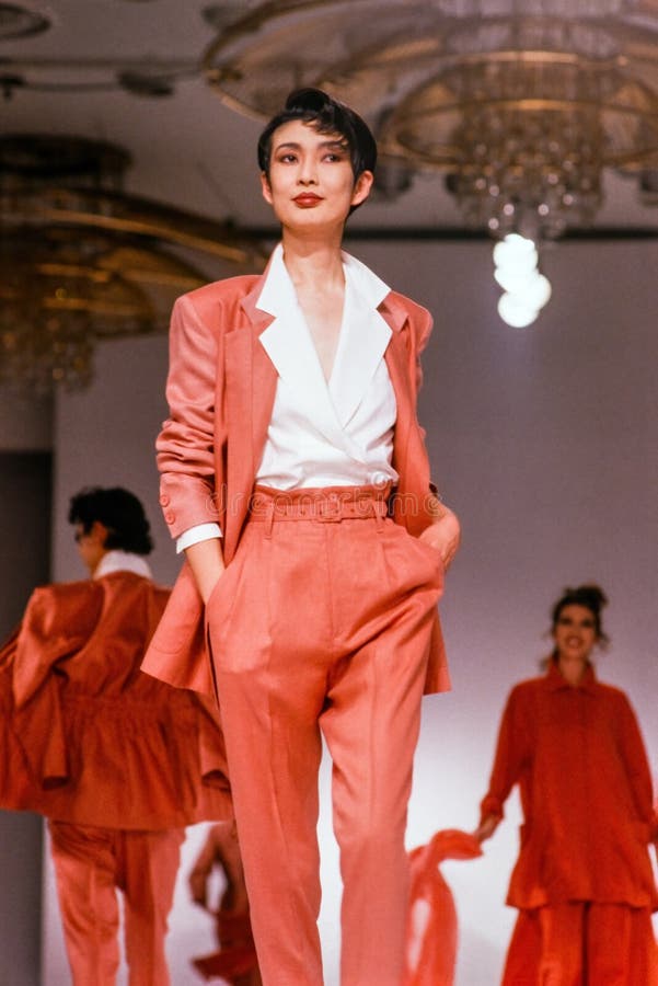 Seul korea wrzesień 08 1989 r. : modelka chodzi po pokazie mody pasa startowego. skanowane z przezroczystości folii widoczne ziarn zdjęcie stock