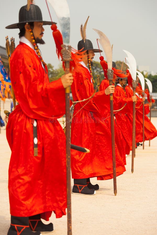 Rzędów żołnierzy dzid Gyeongbokgung Czerwony pałac