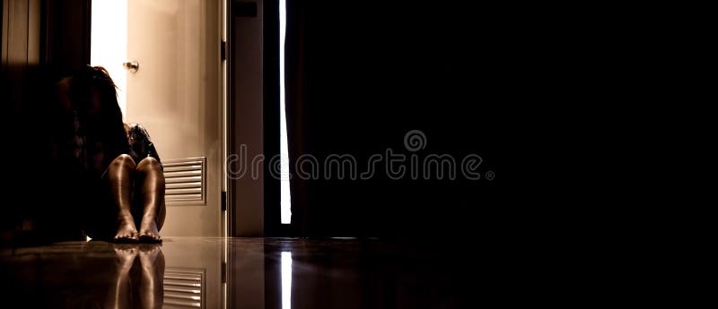 Seule femme de dépression dans la chambre noire Problème de santé mentale, PTSD photographie stock Seule femme de dépression dans la chambre noire Problème de santé mentale, PTSD photographie stock