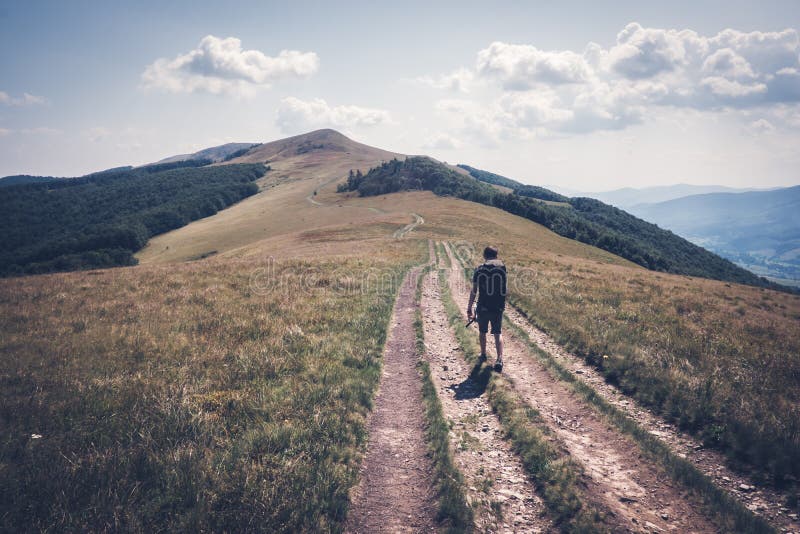 Seule hausse de touristes dans les montagnes photo stock Seule hausse de touristes dans les montagnes photo stock