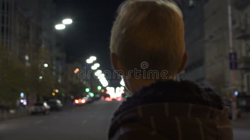 Seule la position perdue d'enfant sur la rue, police patrouillent rechercher l'enfant absent