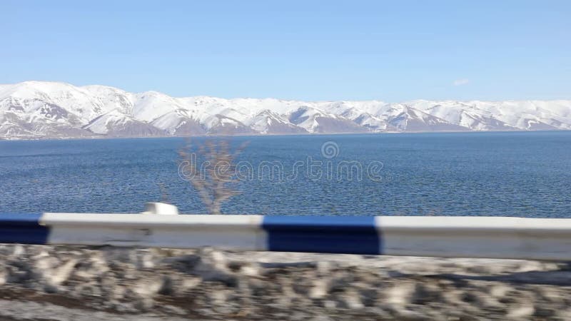 塞凡湖畔的雪山与蓝天来自 影视素材