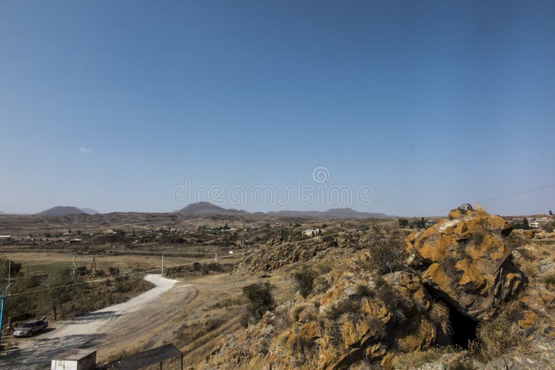 Берег озера Sevan в районе монастыря Sevanavank стоковая фотография rf