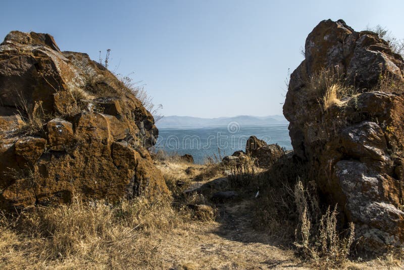 Берег озера Sevan в районе монастыря Sevanavank стоковая фотография