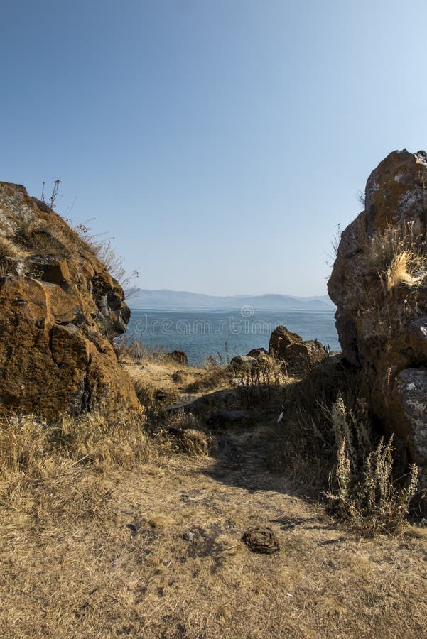 Берег озера Sevan в районе монастыря Sevanavank стоковые изображения rf