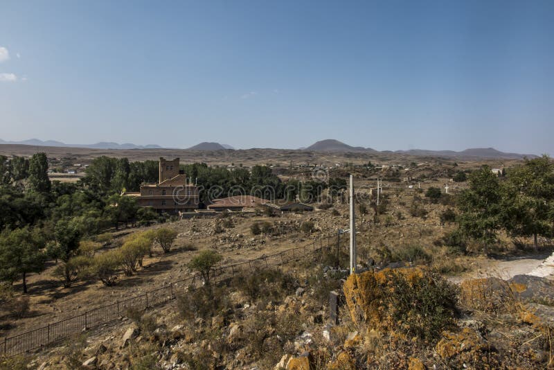 Берег озера Sevan в районе монастыря Sevanavank стоковая фотография rf