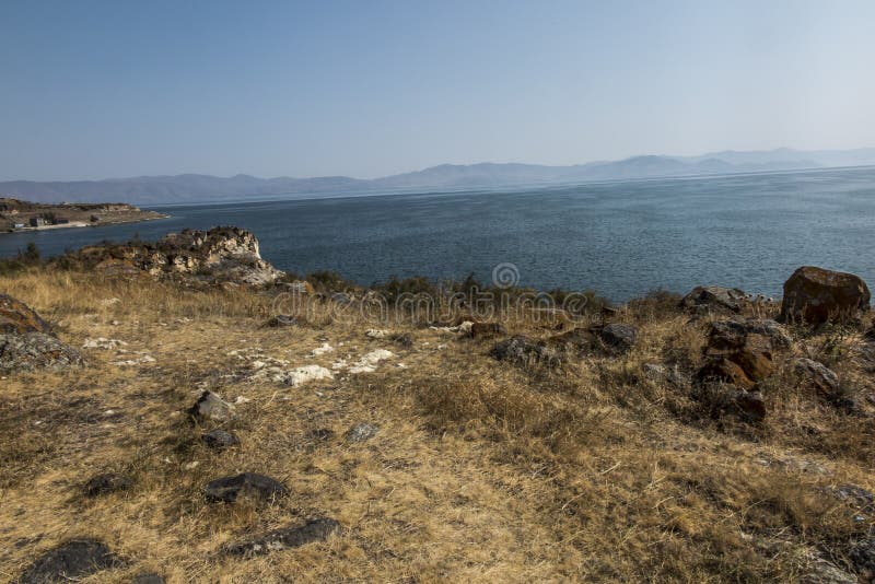 Берег озера Sevan в районе монастыря Sevanavank стоковые фото