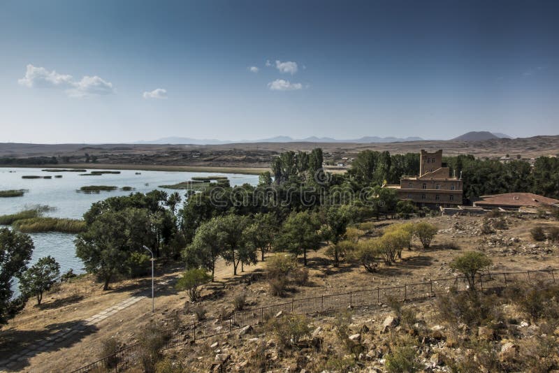 Берег озера Sevan в районе монастыря Sevanavank стоковые фото