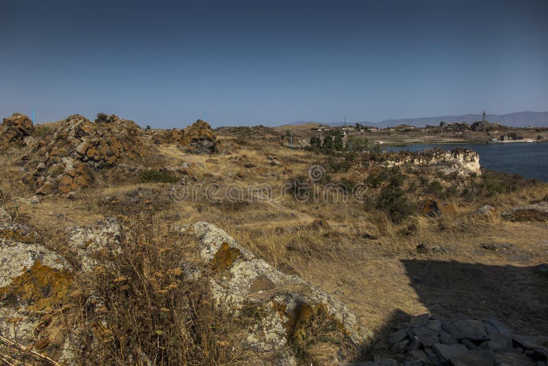 Берег озера Sevan в районе монастыря Sevanavank стоковая фотография