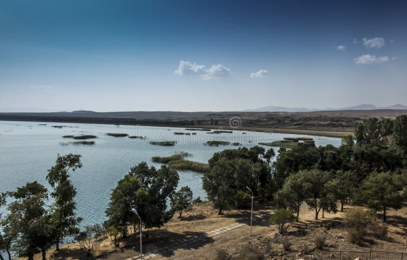 Берег озера Sevan в районе монастыря Sevanavank стоковые изображения rf