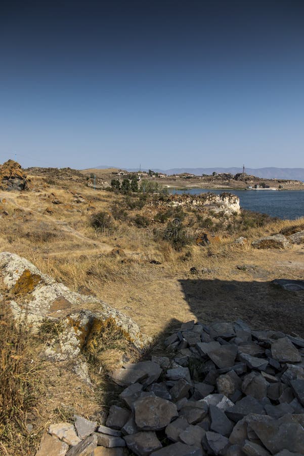 Берег озера Sevan в районе монастыря Sevanavank стоковые изображения rf