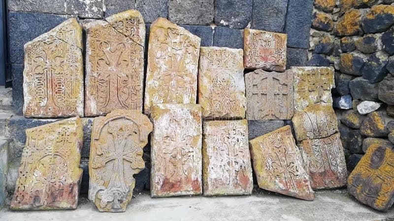 σπασμένη ταφόπλακα στην αρμενία του σεβάν. απόθεμα βίντεο