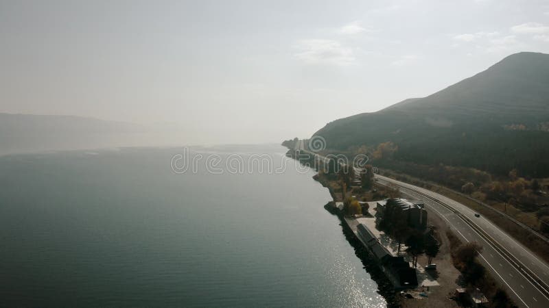 εναέρια άποψη της λίμνης sevan και του αυτοκινητοδρόμου yerevansevan και του όμορφου πεύκου απόθεμα βίντεο