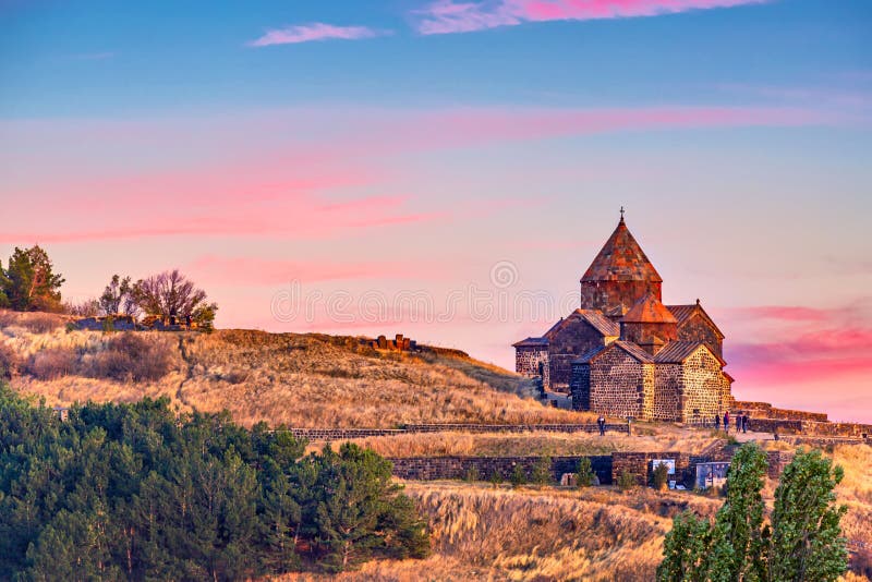 Ο αρχαίος μοναστήρι Sevanavank στη λίμνη Sevan στην Αρμενία κατά το ηλιοβασίλεμα στοκ εικόνες με δικαίωμα ελεύθερης χρήσης