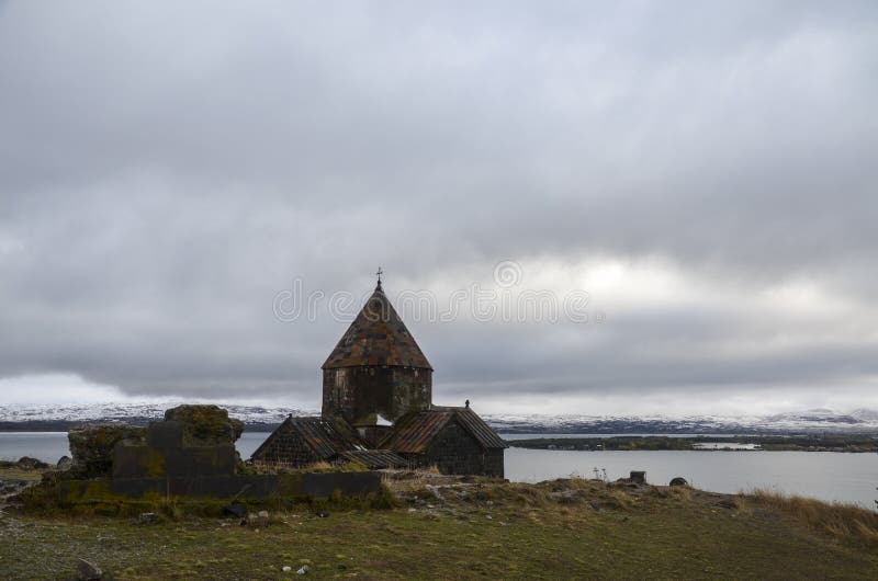 Sevanavank 是位于亚美尼亚塞凡湖畔的一个修道院建筑群 库存图片