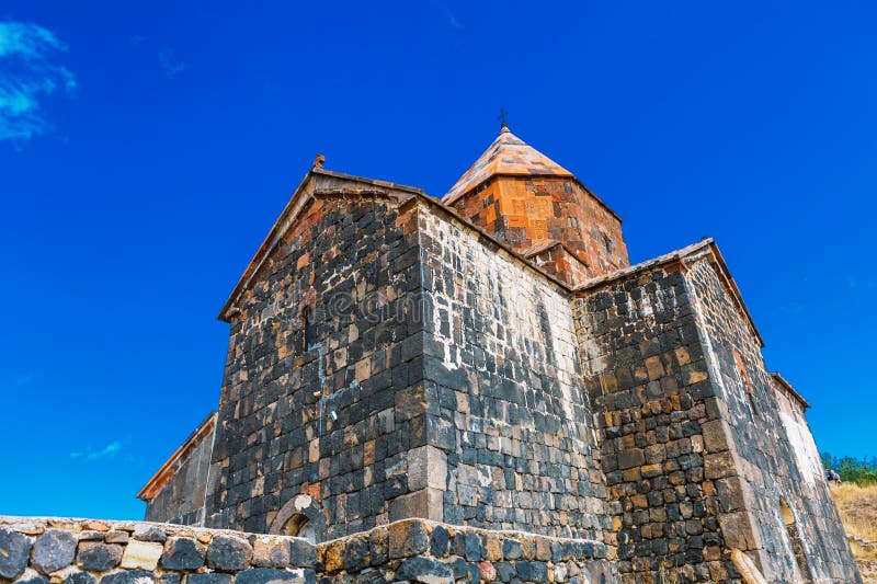 一个老Sevanavank教会的风景看法在Sevan，亚美尼亚 免版税库存图片
