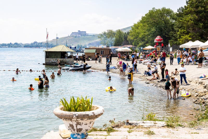 塞万湖儿童海滩夏季景观 库存图片