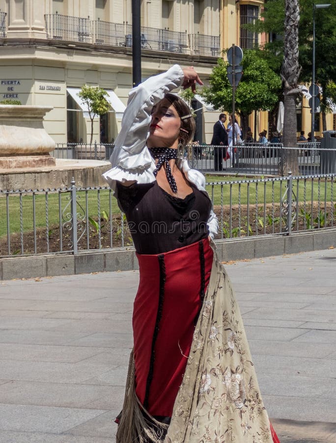 Sevilla, Andalusia, Hiszpania, Maj 27 2019, dziewczyna na ulicznym dancingowym flamenco, flamenco tancerz fotografia royalty free Sevilla, Andalusia, Hiszpania, Maj 27 2019, dziewczyna na ulicznym dancingowym flamenco, flamenco tancerz fotografia royalty free