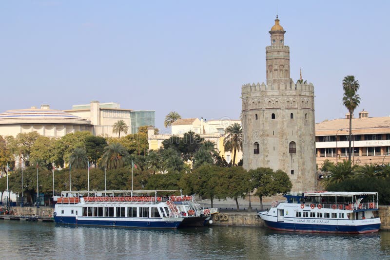 Sevilla, España, barcos turísticos a lo largo del río Guadalquivir imagen de archivo libre de regalías Sevilla, España, barcos turísticos a lo largo del río Guadalquivir imagen de archivo libre de regalías