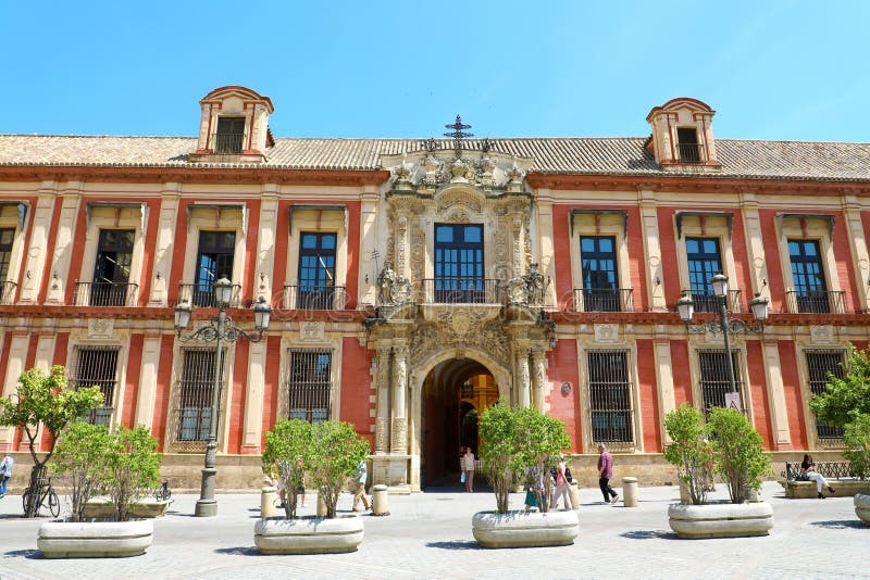 SEVILLA, ESPAÑA - 14 DE JUNIO DE 2018: Palacio del ` s del arzobispo en la plaza Vir fotografía de archivo SEVILLA, ESPAÑA - 14 DE JUNIO DE 2018: Palacio del ` s del arzobispo en la plaza Vir fotografía de archivo