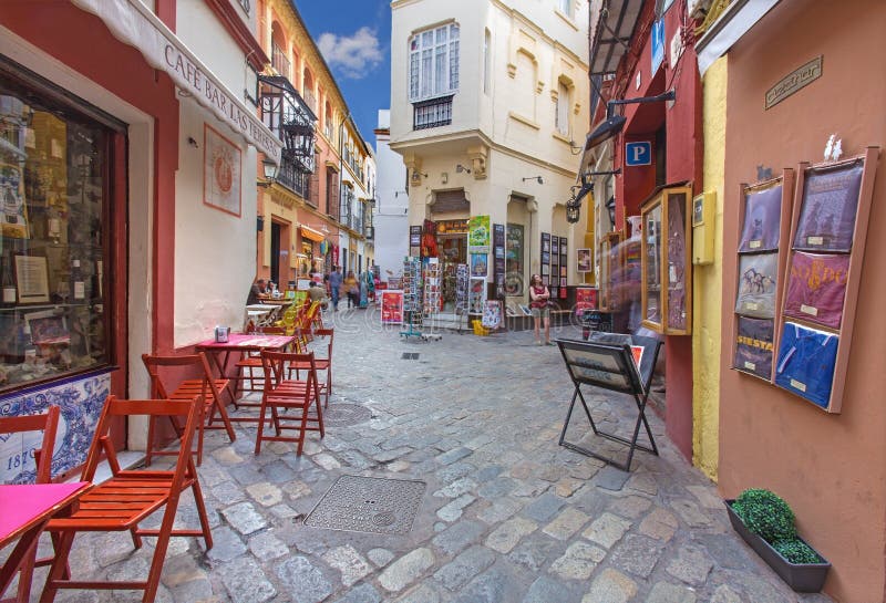 Sevilla - kleine Straßen mit den Shops und den Restaurants im Santa Cruz-Bezirk stockfotos Sevilla - kleine Straßen mit den Shops und den Restaurants im Santa Cruz-Bezirk stockfotos
