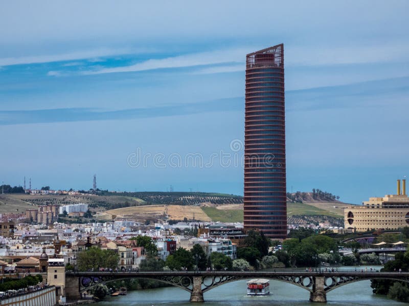 Sevilla-Landschaft, Andalusien Ansicht über den Fluss Guadalqvivir und Turm von Sevilla lizenzfreie stockbilder Sevilla-Landschaft, Andalusien Ansicht über den Fluss Guadalqvivir und Turm von Sevilla lizenzfreie stockbilder