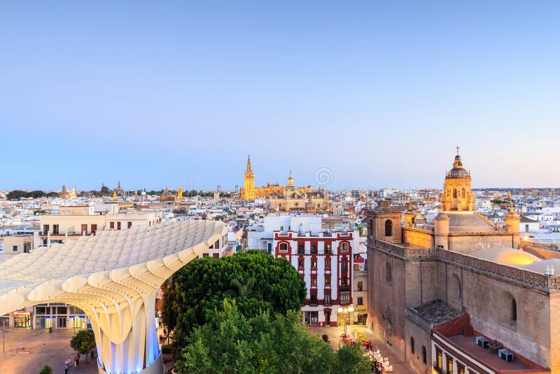 Sevilla met Santa Maria de la Sede Cathedral, Andalusia stock fotografie Sevilla met Santa Maria de la Sede Cathedral, Andalusia stock fotografie