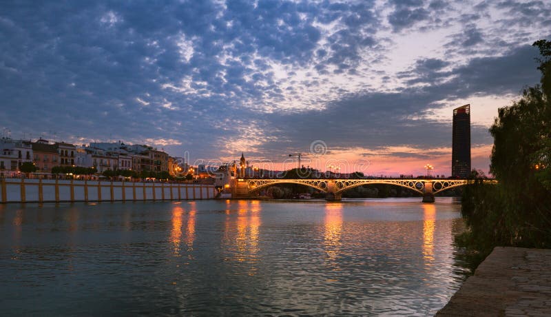 Sevilla in Spanien, Nachtansicht der modernen und historischen Bezirke von Triana lizenzfreie stockbilder Sevilla in Spanien, Nachtansicht der modernen und historischen Bezirke von Triana lizenzfreie stockbilder