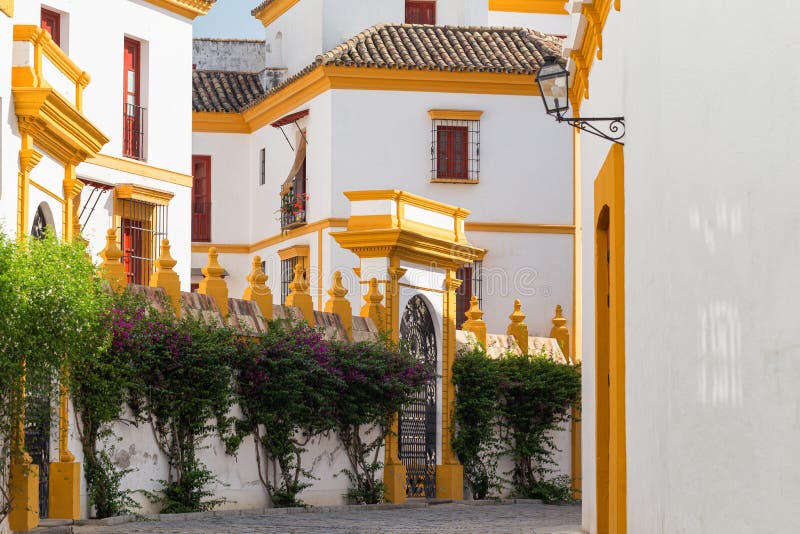 Sevilla, Spanje - het Traditionele gele en witte district van Santa Cruz van Architectuurbarrio royalty-vrije stock afbeeldingen Sevilla, Spanje - het Traditionele gele en witte district van Santa Cruz van Architectuurbarrio royalty-vrije stock afbeeldingen