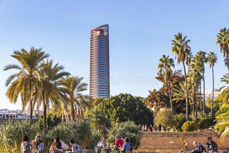Sevilla Tower, bureauwolkenkrabber in de stad van Sevilla, Spanje royalty-vrije stock afbeelding Sevilla Tower, bureauwolkenkrabber in de stad van Sevilla, Spanje royalty-vrije stock afbeelding