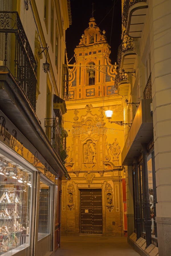 Seville - den huvudsakliga barocka portalen av den kyrkliga Capillaen de San Jose (1716) vid Lucas Valdes arkivbilder Seville - den huvudsakliga barocka portalen av den kyrkliga Capillaen de San Jose (1716) vid Lucas Valdes arkivbilder